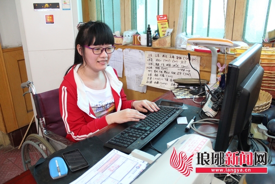 王穎在網(wǎng)上與客戶(hù)溝通 王穎在網(wǎng)上與客戶(hù)溝通