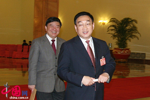 水利部長(cháng)陳雷(圖左)、衛生部長(cháng)陳竺(圖右)經(jīng)過(guò)人民大會(huì 水利部長(cháng)陳雷(圖左)、衛生部長(cháng)陳竺(圖右)經(jīng)過(guò)人民大會(huì