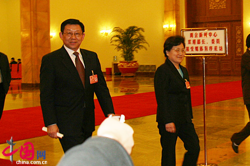 商務(wù)部長(cháng)陳德銘(圖左)、監察部長(cháng)馬馼(圖右)經(jīng)過(guò)人民大會(huì 商務(wù)部長(cháng)陳德銘(圖左)、監察部長(cháng)馬馼(圖右)經(jīng)過(guò)人民大會(huì